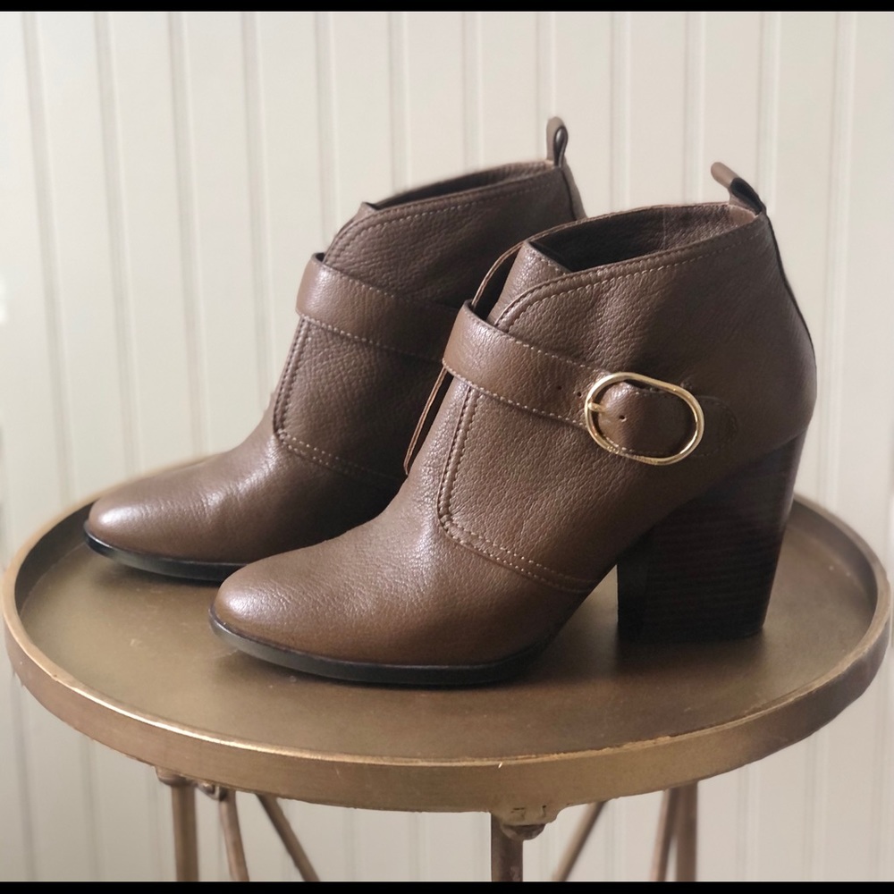 COLE HAAN STACKED HEEL BOOTIE WITH BUCKLE. 8.5.EUC